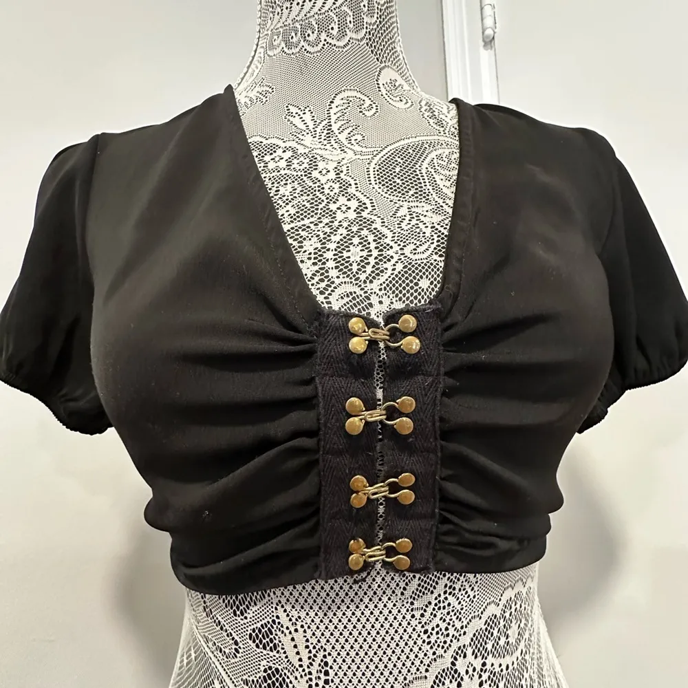 Women’s Charlie Crop Top in Black. Superdown Small. Metal Hook & Eye Puff Sleeve - Image 14