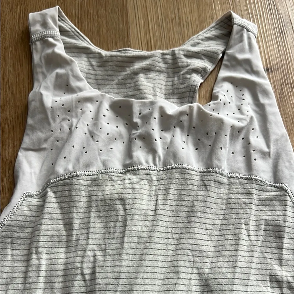 Lululemon Grey with white stripes Open flowy back sz 6 - Image 2