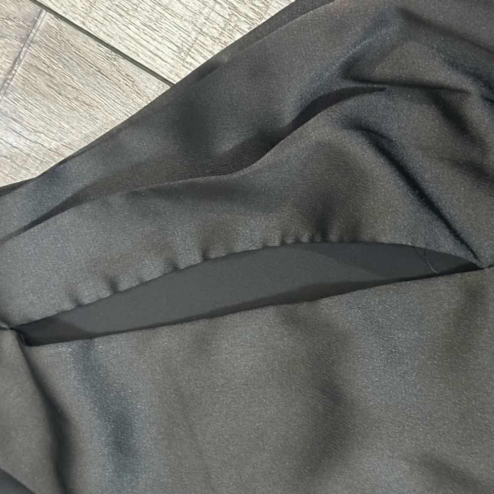 Lulus Satin long sleeve one open shoulder bodysuit - Image 4