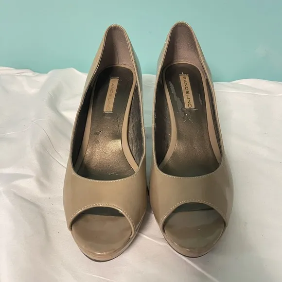 Bandolino HighHeel Shoes 8.5 M, Womens Peek Toe Pumps Beige Patent Leather S-355 - Image 2
