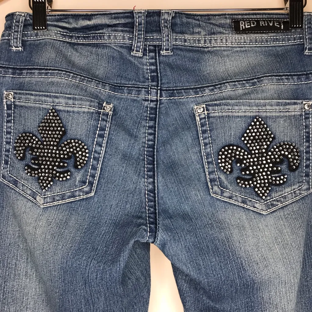 Y2K Red Rivet distressed Capri/cropped 23” inseam  jeans size 7 Low rise Blingy - Image 4