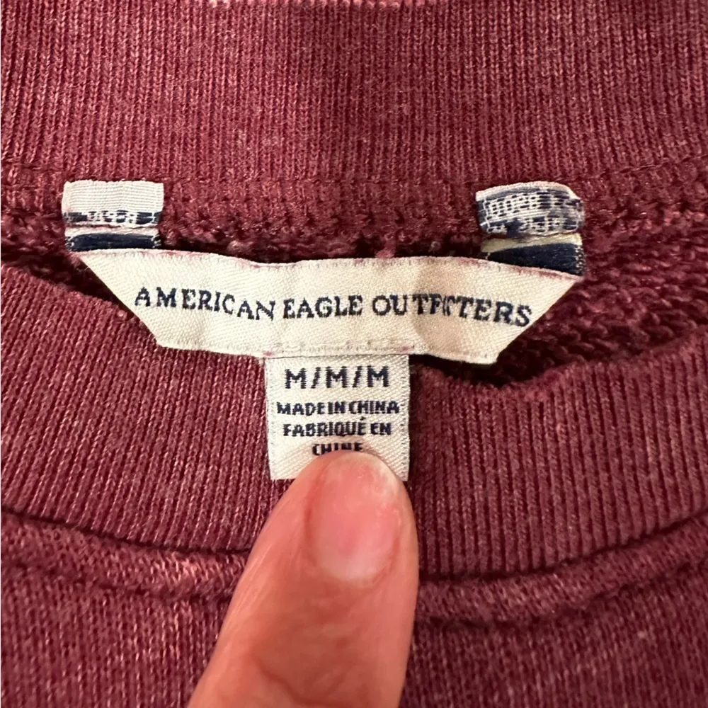 EUC American Eagle maroon red sweatshirt with a cute string system on front SzM - Image 4