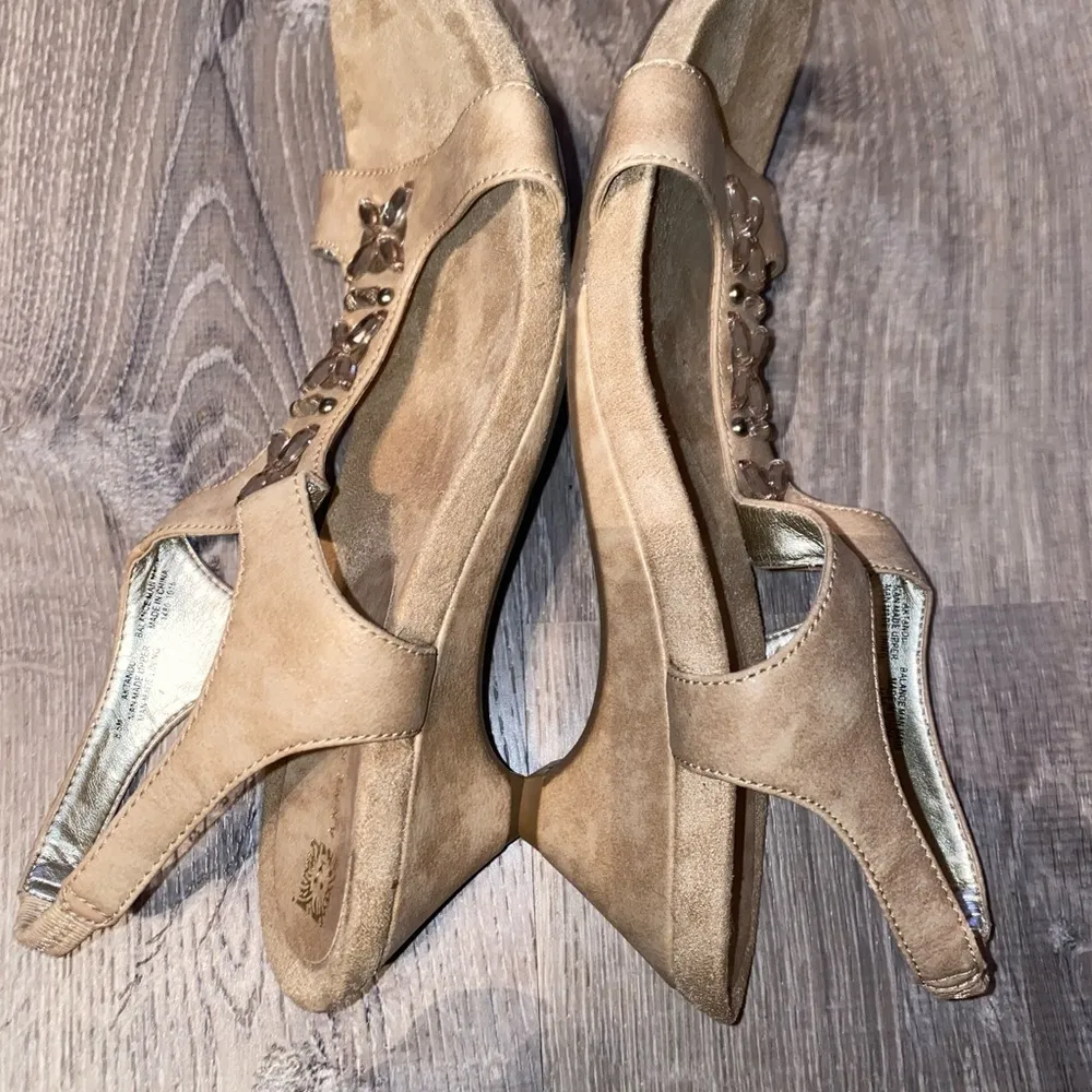 Anne Klein IFlex women's sz 8.5M bedazzled comfy shoes with small heel. - Image 5