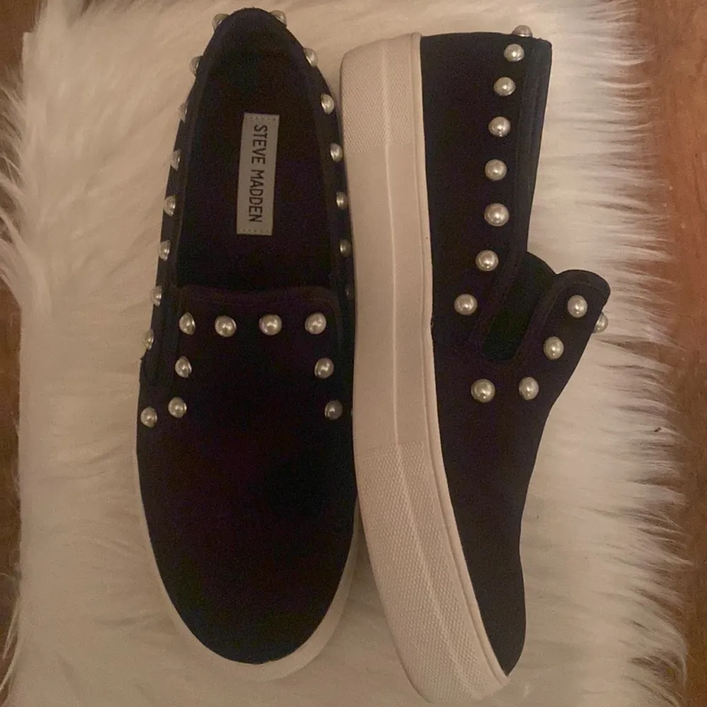 Black with pearl detail steve madden “glacier”slides size - Image 2