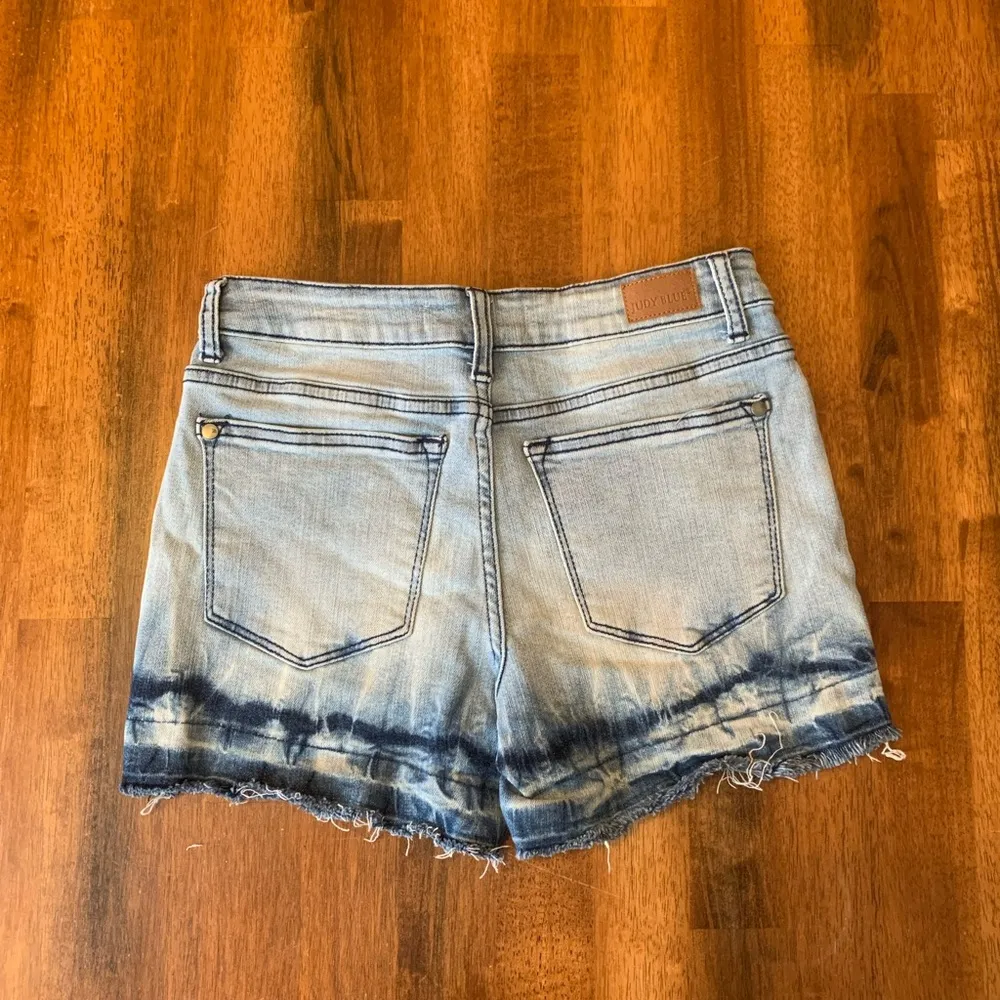 Judy Blue Jean Shorts Small Classic Blue Distressed Denim Tie dye Casual Stretch - Image 5