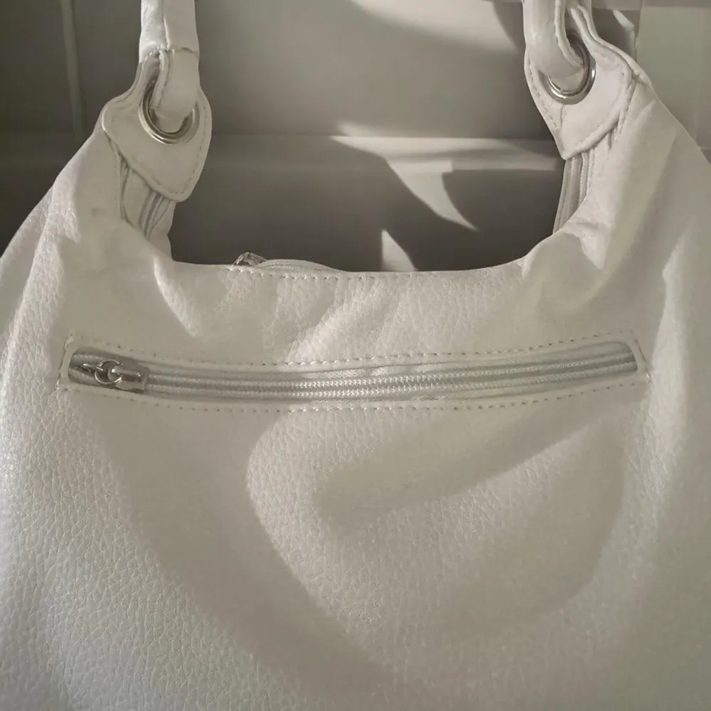 Chic White Crescent Shoulder Bag with Metal Hardware - Image 3