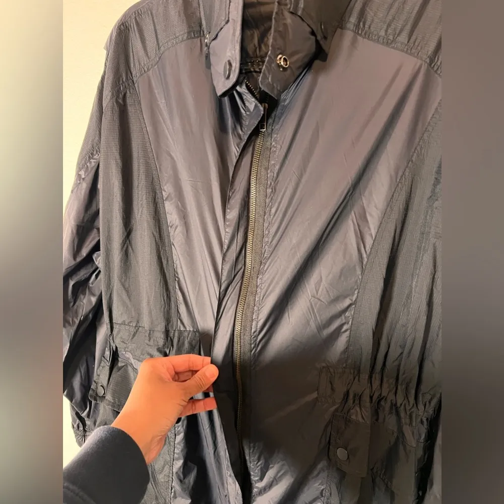 Vince UNISEX Hooded Windbreaker Trench Coat With Storage Pouch Size L - Image 4