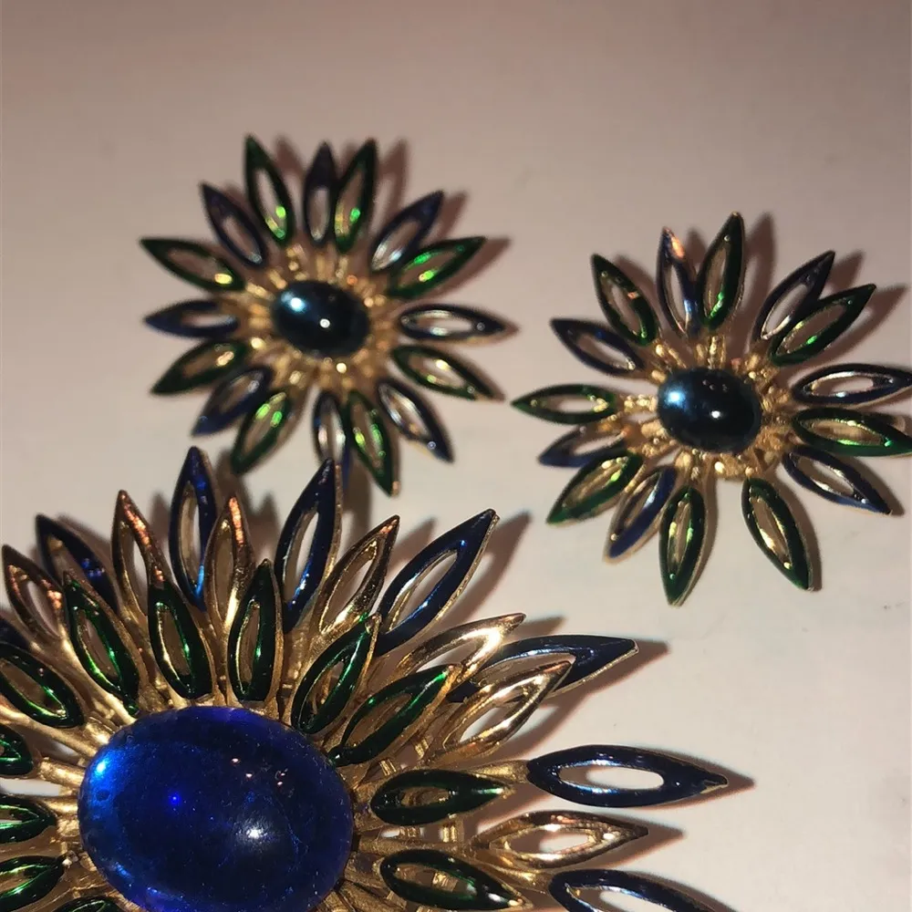 Trifari Crown Gold Tone Blue Cabochon Green Enamel 3D Floral Brooch Earrings Set - Image 4