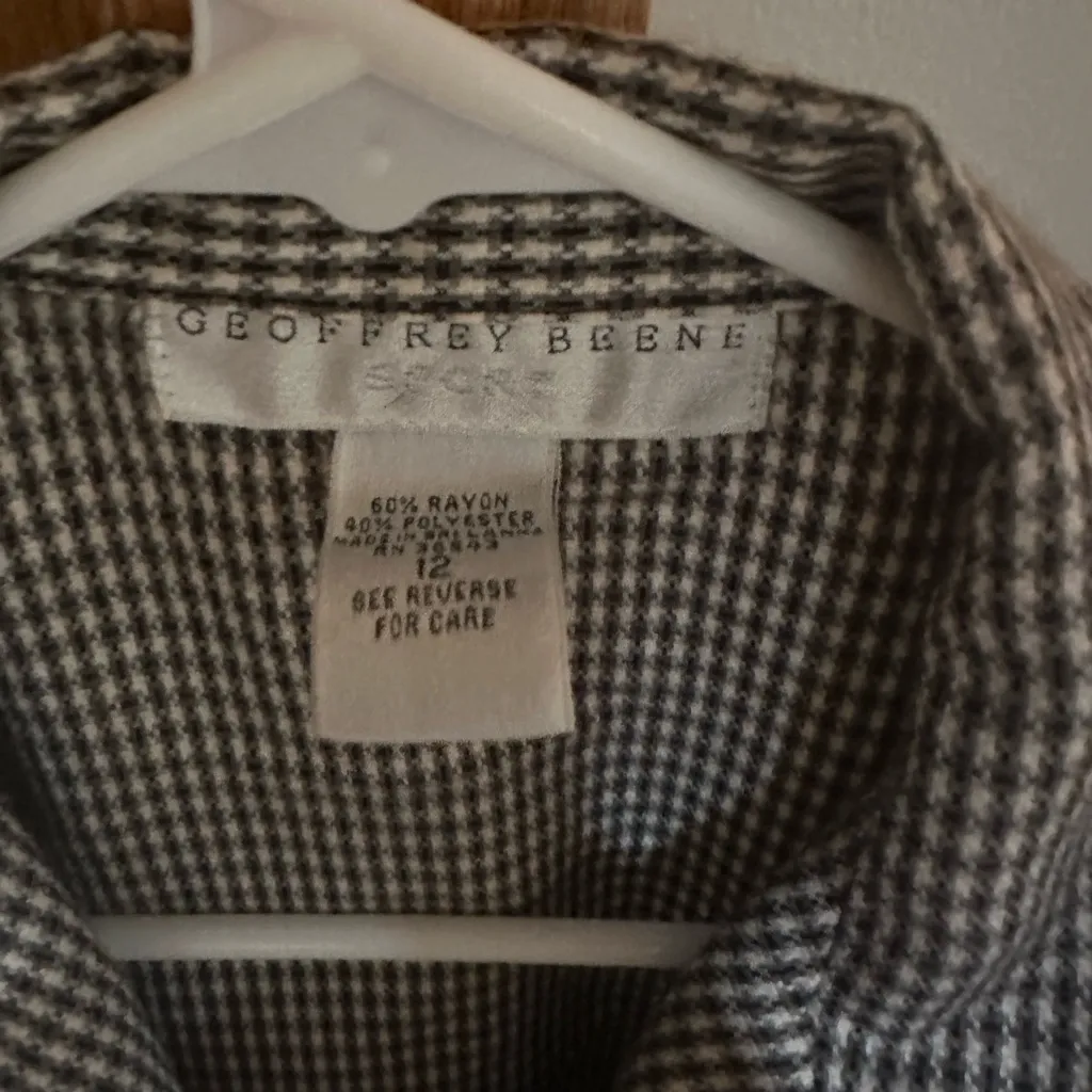 Geoffrey Beene Black and White Checkered Sleeveless Blouse - Image 2