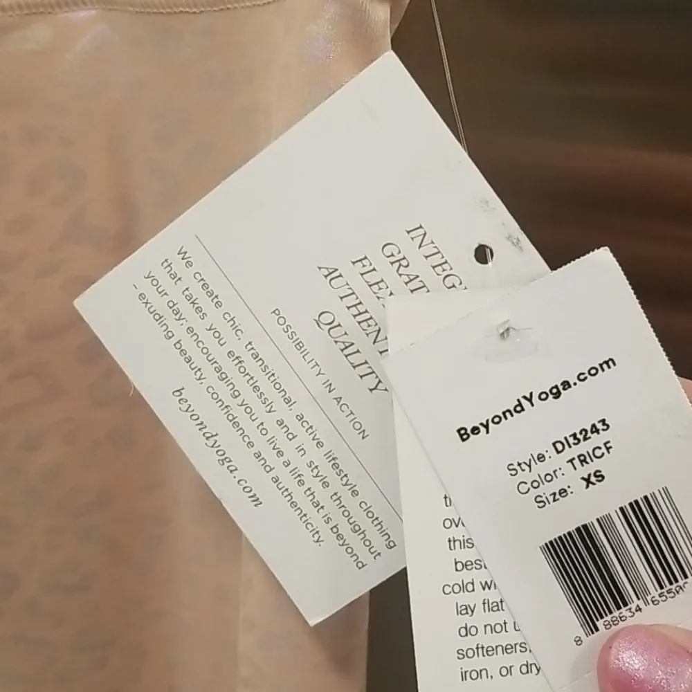 đź’•BEYOND YOGAđź’• High Waisted Midi Legging Tinted Rose Iridescent Pink Leopard XS - Image 6