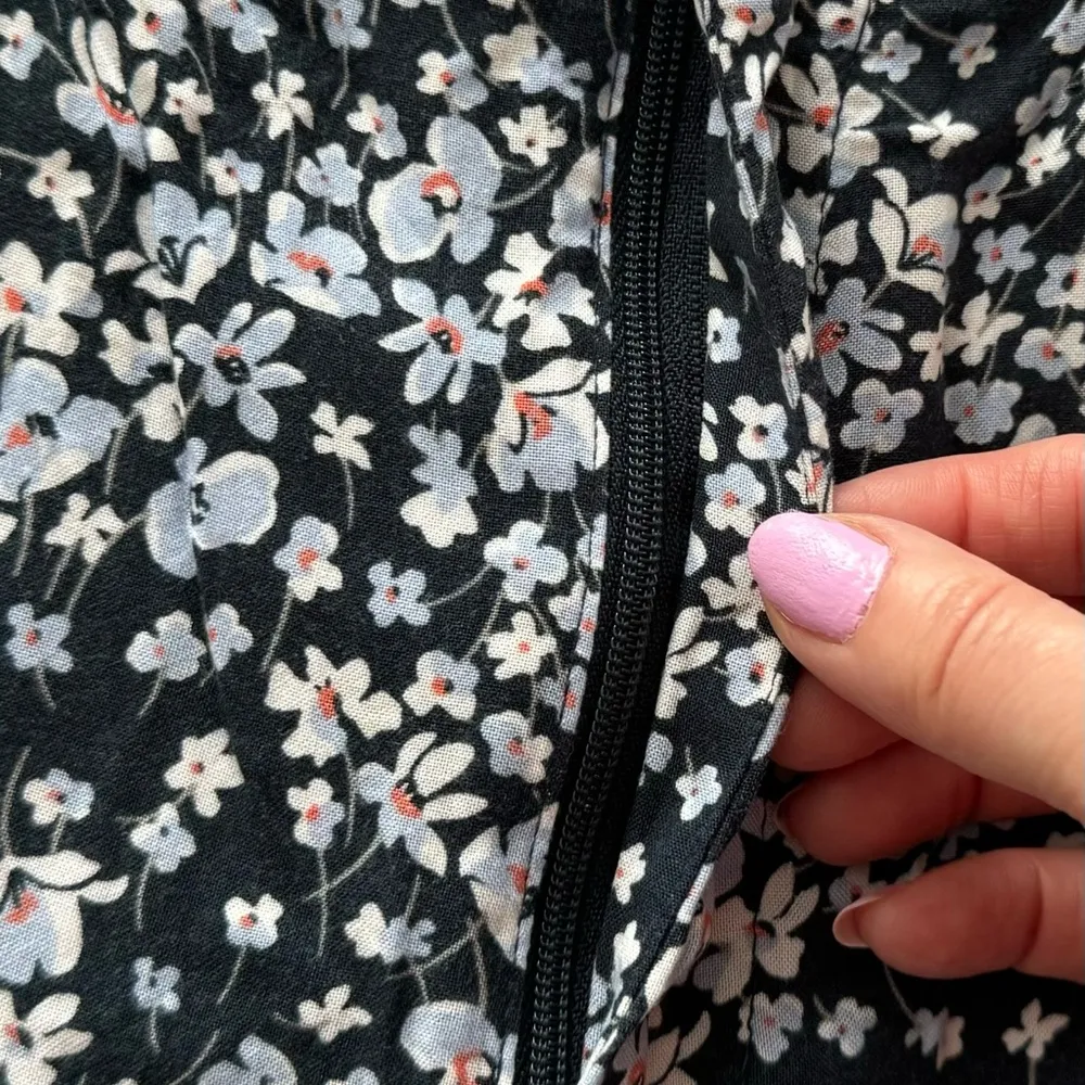 H&M black ditsy floral high rise shorts with pockets, size 6 bohemian summer - Image 9