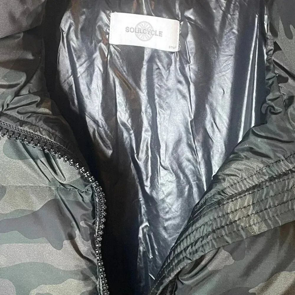 Soulcycle Women’s Sam Puffer Vest Size Small in Camo New NWT Retail $298 - Image 3