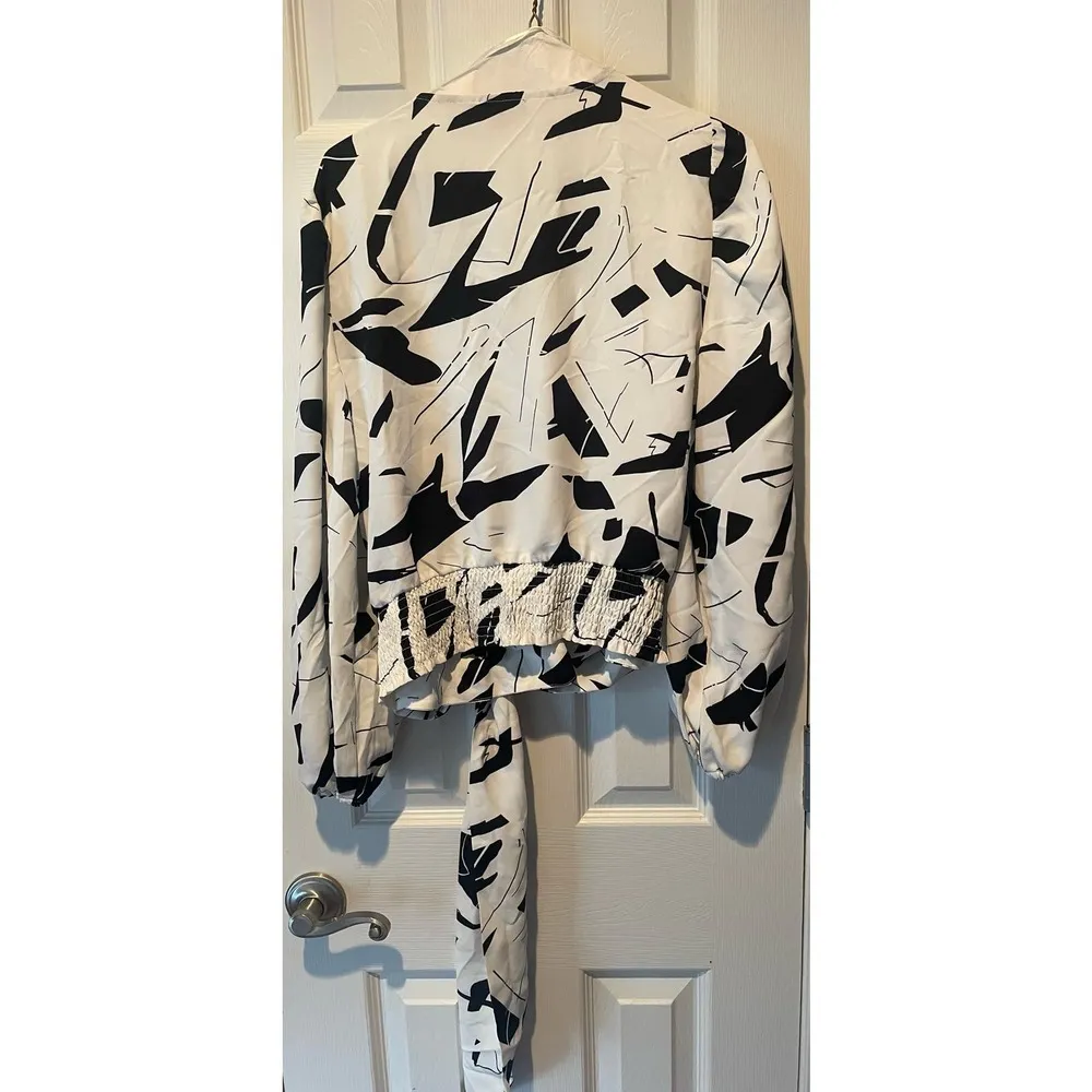 Vince Camuto Women's Blouse w/tie at waist, Size M, $20, B52 - Image 2