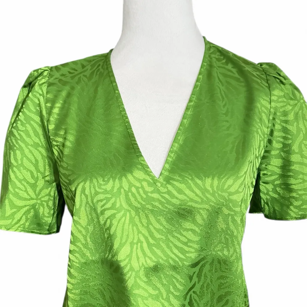 Michael Kors Vibrant Green V-Neck Blouse Sz Small - Image 2