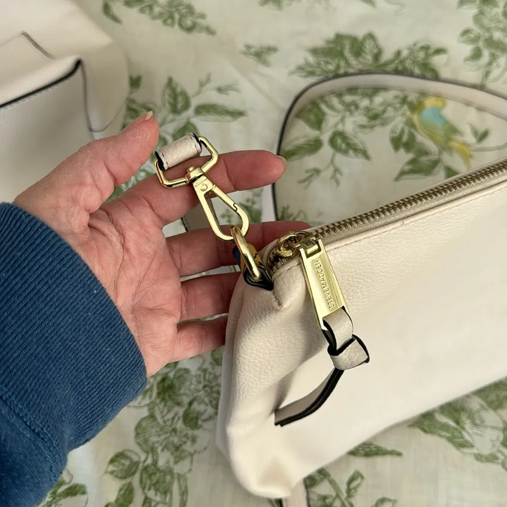 Gently Used Cream/White Steve Madden Tote w/Crossbody Set.  Gold Accents - Image 6