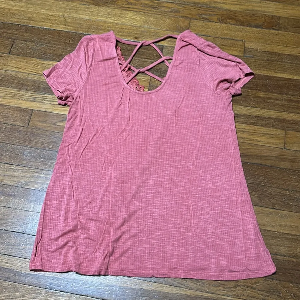 Daytrip (The Buckle) Women’s Criss Cross Back Faux Wrap Tee, Ribbed Fabric, S - Image 3