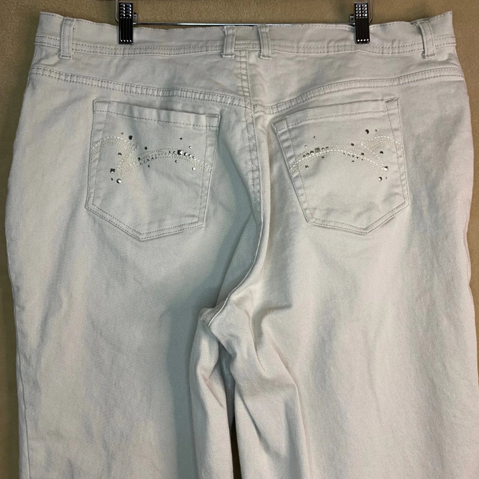 Gloria Vanderbilt Amanda Capri Jeans Women's 18W Beige Embellished Pockets EUC - Image 6