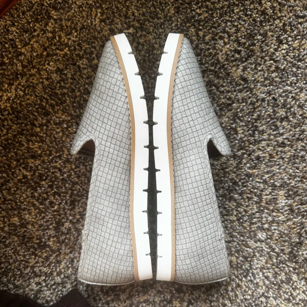 White Mountain Women's Textured Gray Loafers - Image 3