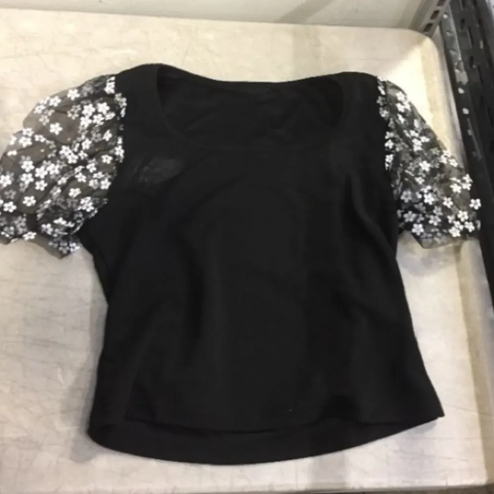 Black crop top, blk net sleeves w/ cute white flowers gold in the center of each Size L - Image 5