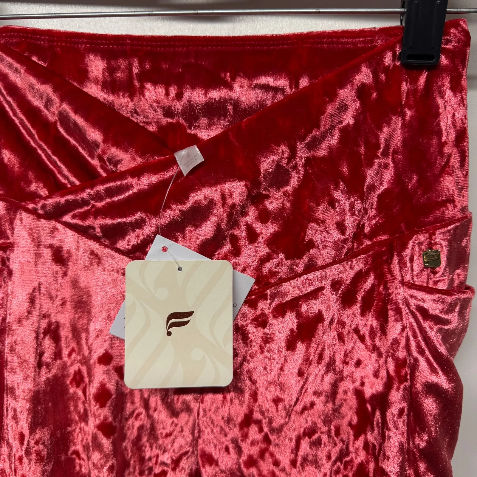 Fabletics High Waisted Crushed Velour Cross Over Leggings Strawberry Red Small - Image 5