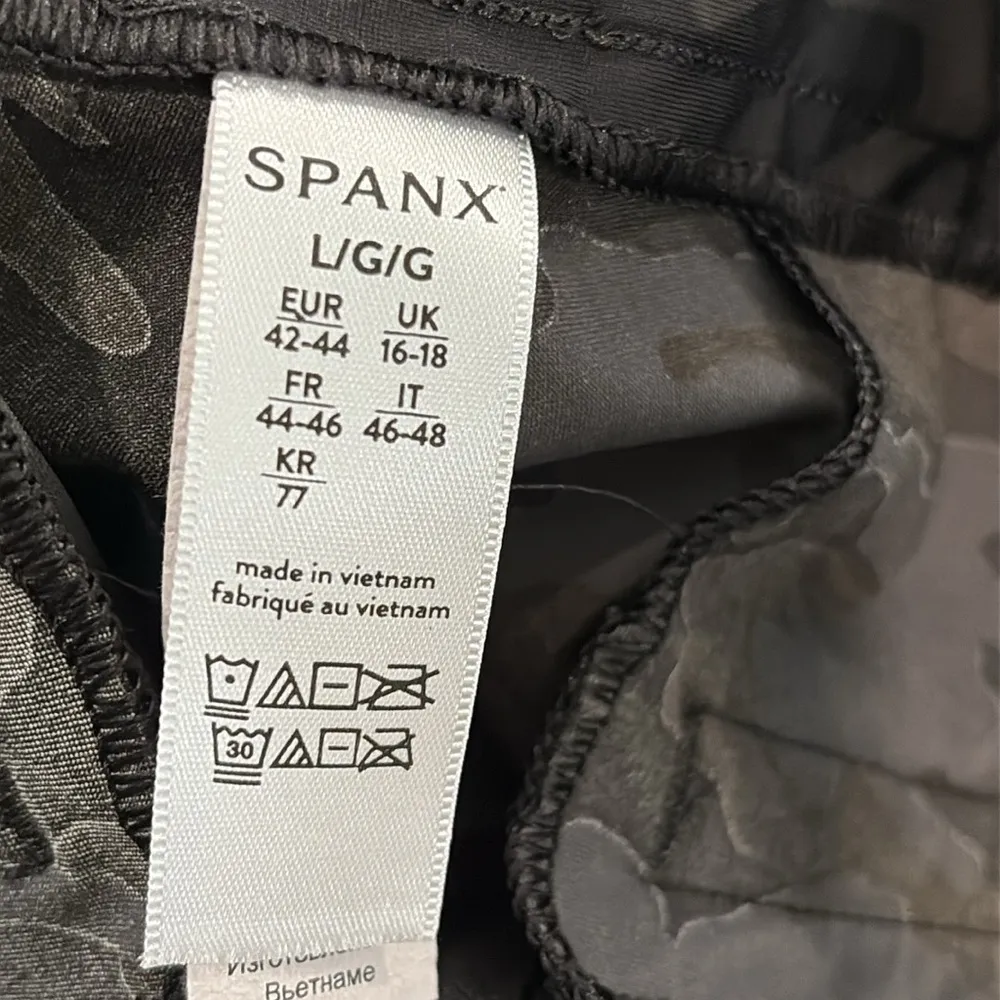 Spanx  Camo Shorts large - Image 4