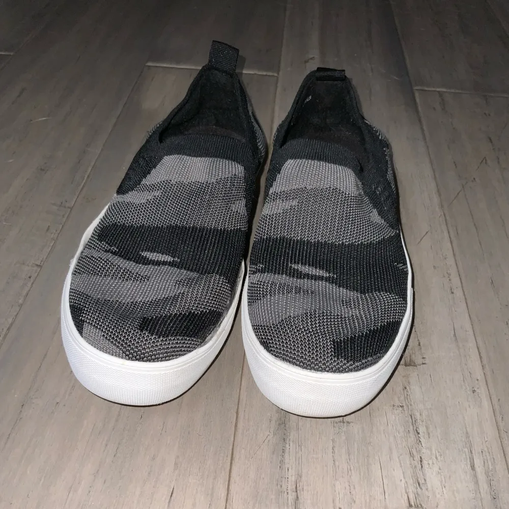 Cushionaire Memory Foam Gray Camo Slip On Sneakers Excellent Cond Size 7 - Image 3