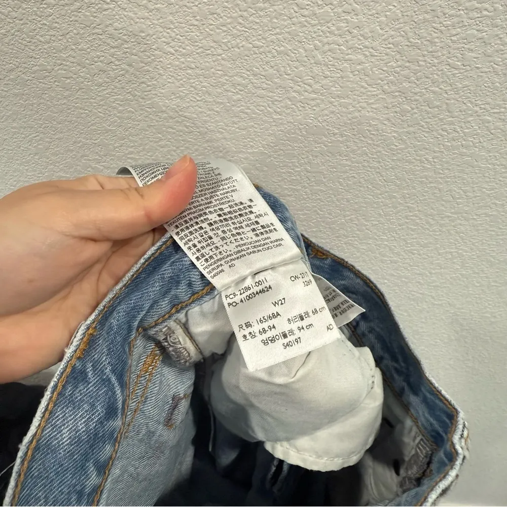 Levi’s Wedgie Icon Distressed Jeans 27 in Blue - Image 6