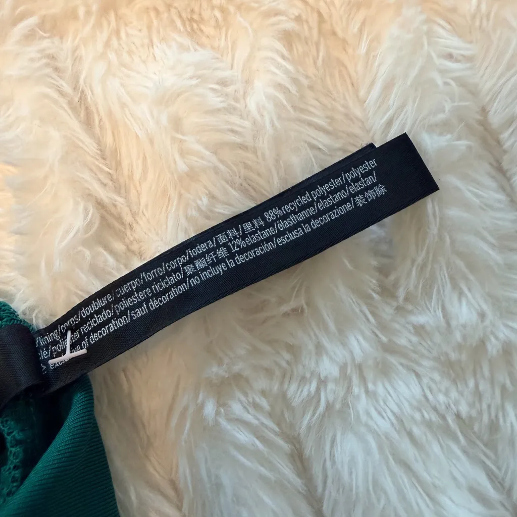 Pink sports bra in dark green - Image 6