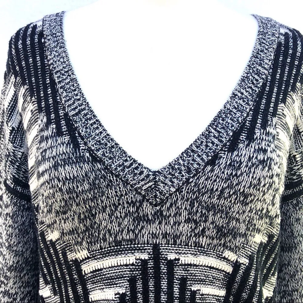 Urban Outfitters Womens large Silence + Noise grey and black v-neck knit sweater - Image 4