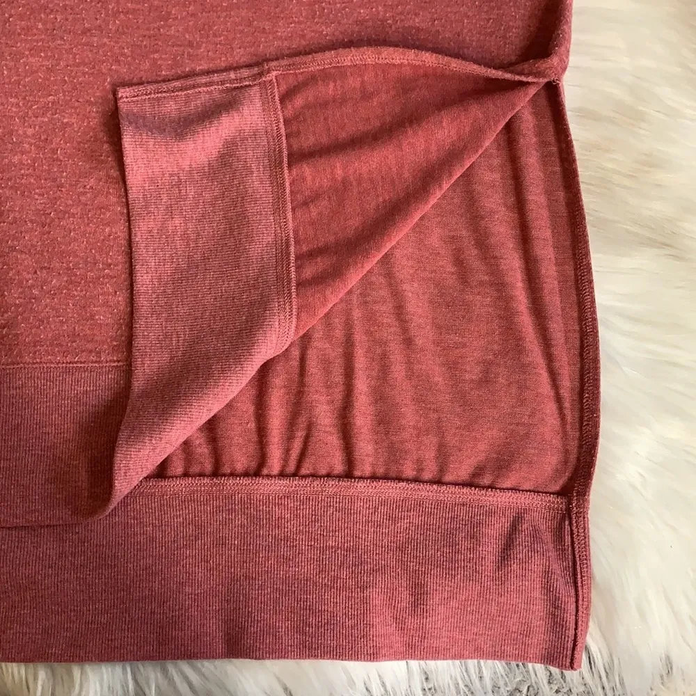 alo yoga • alolux glimpse long sleeve split tee - Image 8