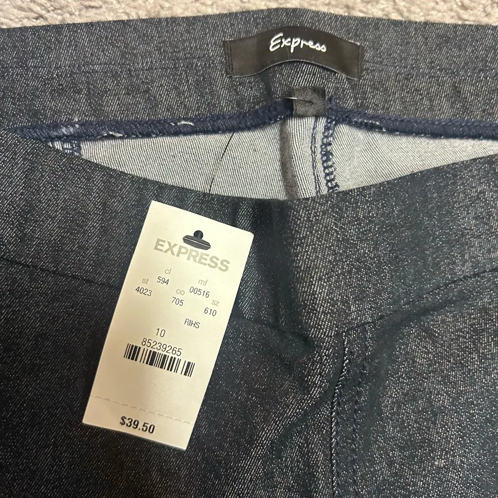Women's Express dark blue/black elastic waist jeans size 10 NWT - Image 3