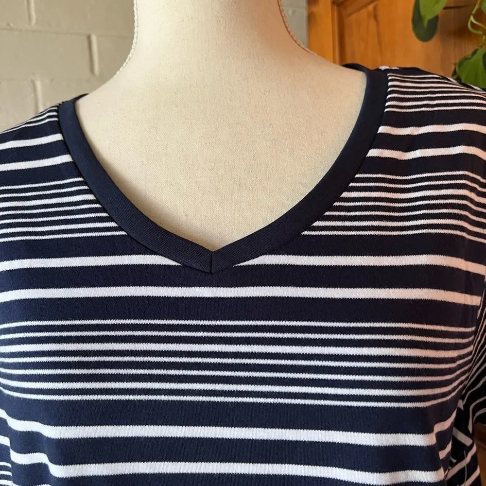 ISAAC Mizrahi New York short sleeve v-neck pullover tee black and white - Image 4