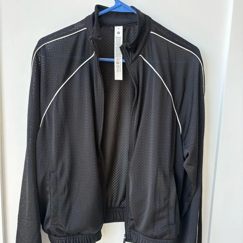 NWT Lululemon full zip train jacket size Medium, style LW3JYZS - Image 3