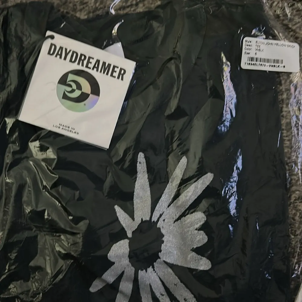 NWT daydreamer yellow brick road Elton John Graphic Tee Small ringer tee - Image 4