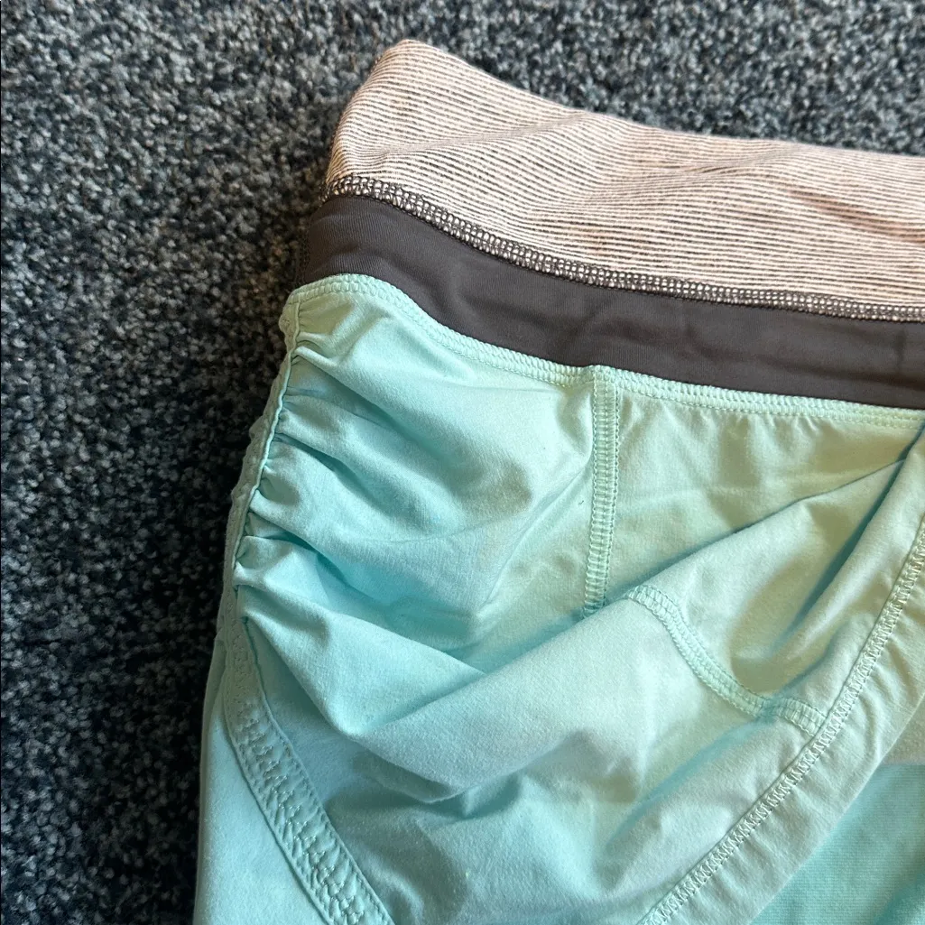 Lululemon size 8 Mint Green Skirt with shorts grey white striped Waistband - Image 3