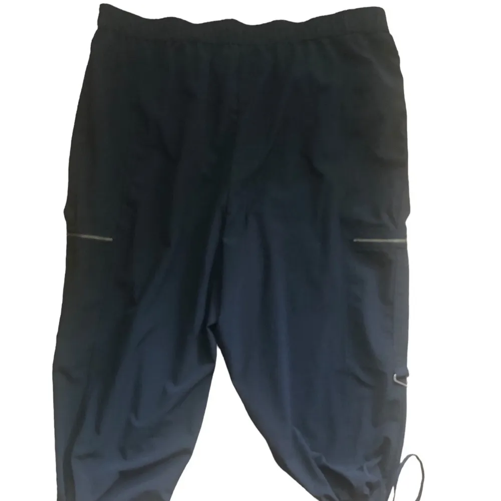 Chico’s Zenergy Crop Cargo Golf Pant Black 3/16/XL Sporty Cinched Ankle Golf - Image 3