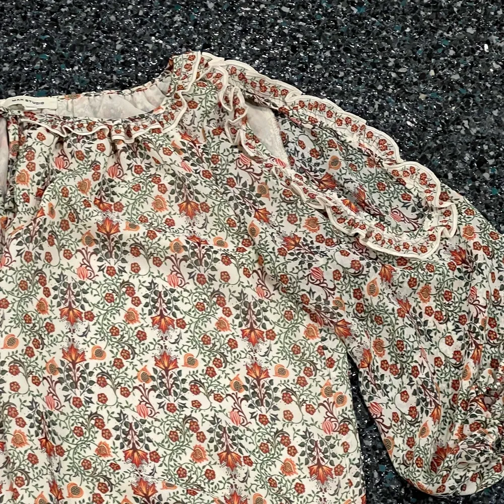 Women’s Max Studio Medium Floral Open Shoulder Long Sleeve Top Blouse - Image 3