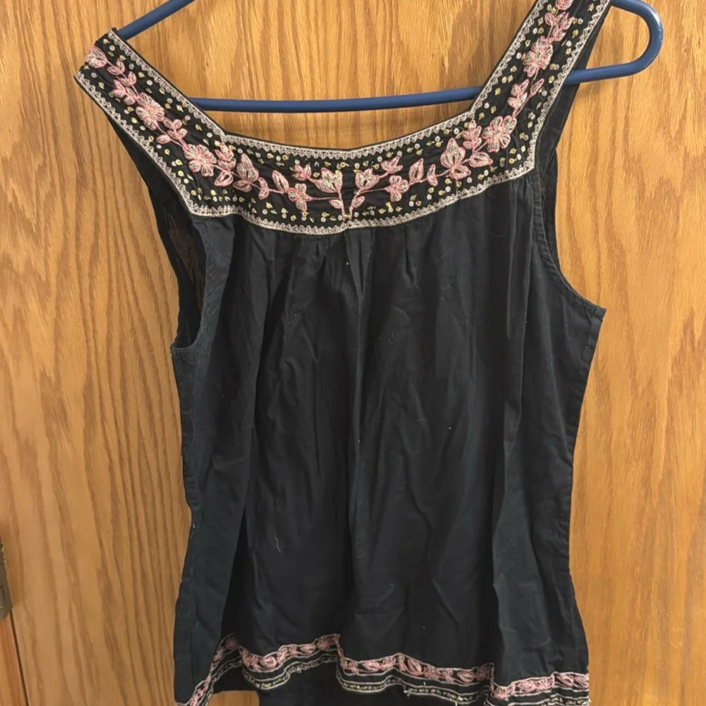 Lucky brand women’s black tank top with embroidery on neckline size large - Image 5
