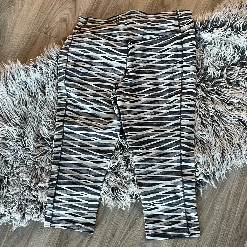 🖤Nike Black and White Striped Dri Fit Leggings - Image 4