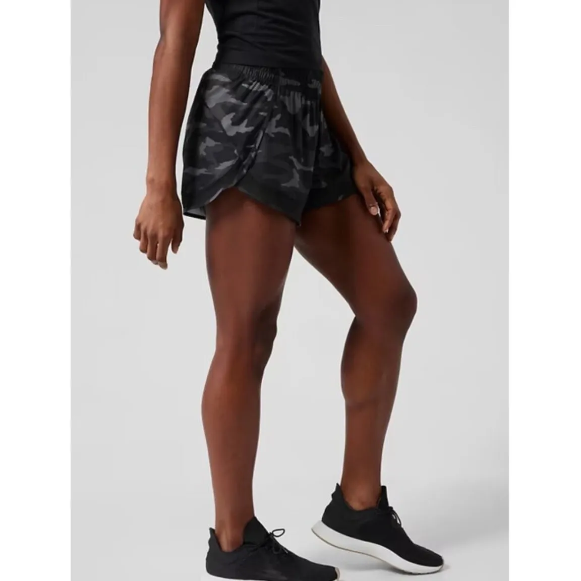 ATHLETA PRINTED MESH RACER RUN SHORT 4” black camo size large - Image 15