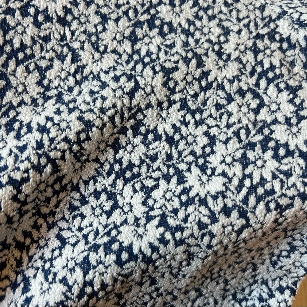 Madewell Floral Jacquard Button-Back Top in Classic Indigo. Size Medium. - Image 9