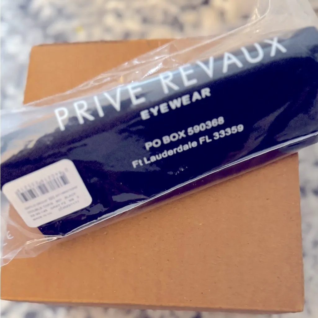 Privé Revaux Black Sunglasses - Image 7