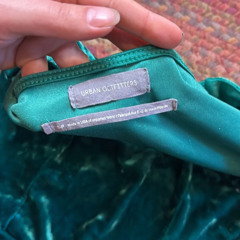 URBAN OUTFITTERS GREEN VELVET LONG SLEEVE ROMPER JUMPSUIT ONE PIECE - Image 3