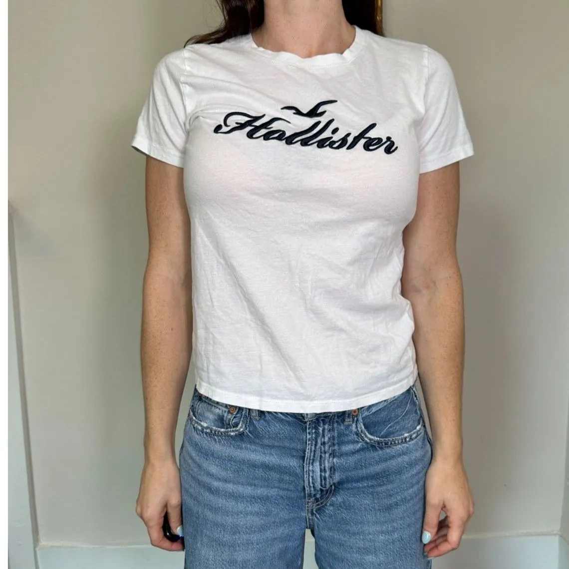Y2K Hollister White Logo T Shirt Size Medium - Image 2
