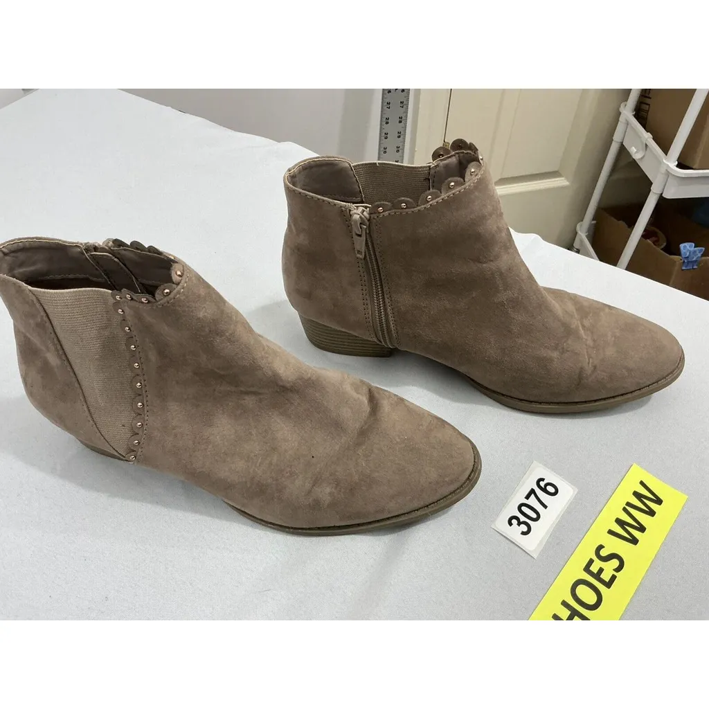 Womans LC Lauren Conrad Dear Taupe Size 9 M Zip Ankle Boots Stud Accent - Image 2