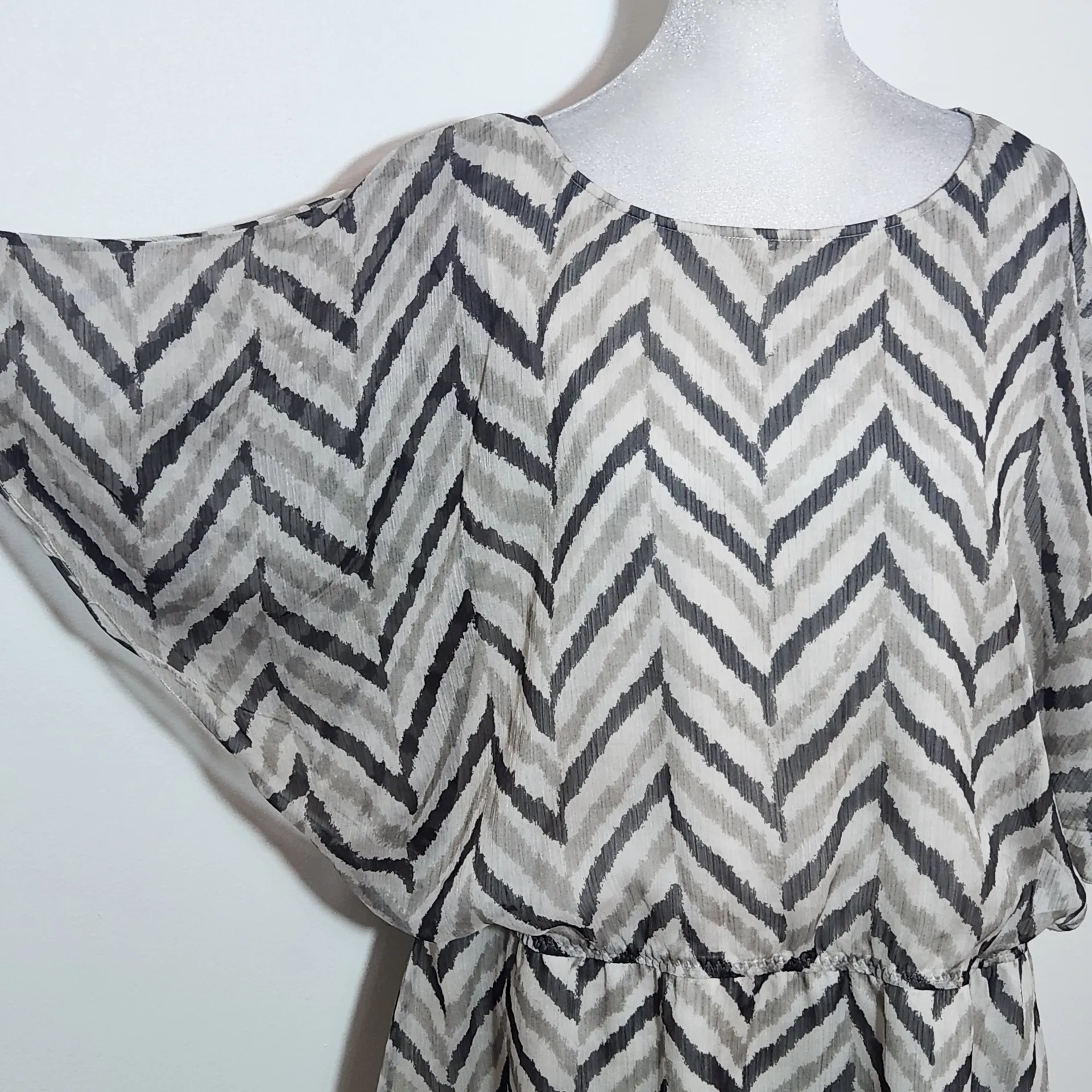 Banana Republic Gray and Taupe Zigzag Stripe Blouse Size Large - Image 3