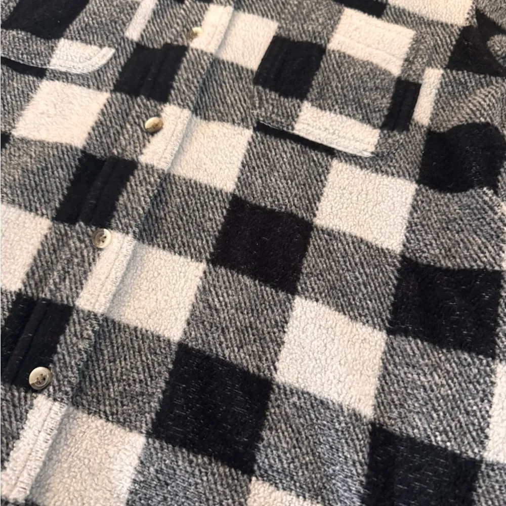 Black and White Fleece Checkered Shirt Size M - Image 3