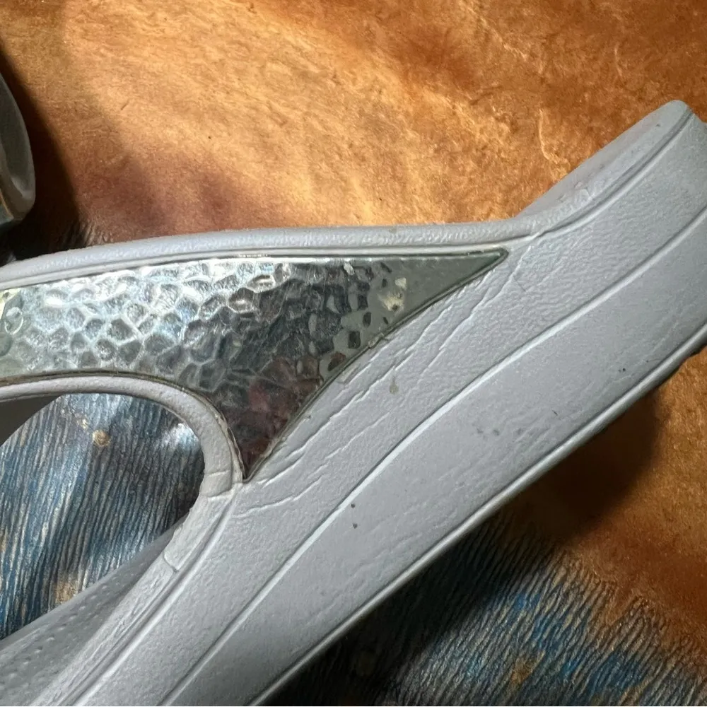 CROCS Metallic Sandals size 10 gray thong - Image 13