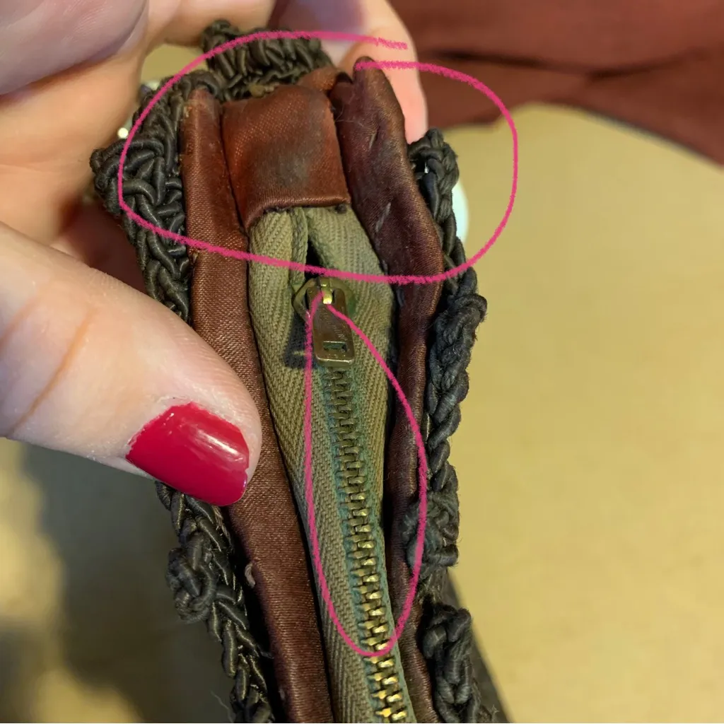 VINTAGE 1970'S BROWN CROCHET MACRAME W/CREAM PLASTIC WRIST BAG/CLUTCH - Image 12