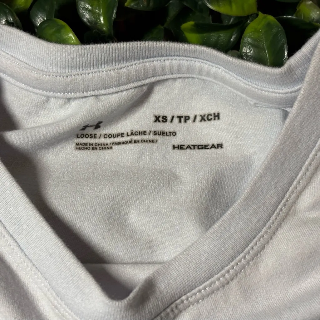 Under Armour women’s Long Sleeve Gray Shirt - Image 5